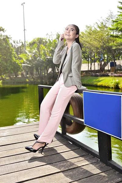 Smiling Asian Businesswoman Talking Phone While Relaxing Park — Stock Photo, Image