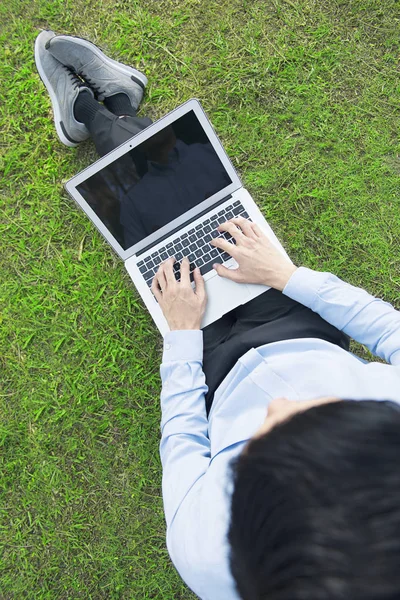 Top Vista Empresário Asiático Usando Laptop Para Trabalho Livre — Fotografia de Stock