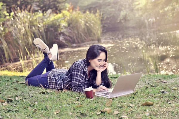 Mujer Asiática Bonita Con Portátil Tumbado Hierba Verde Parque —  Fotos de Stock