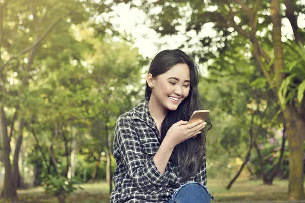 Vacker Asiatisk Kvinna Med Telefon Avkopplande Parken — Stockfoto