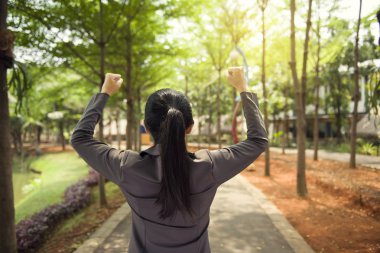 Oda ofis dışında duran başarılı Asya iş kadın arkadan görünüş
