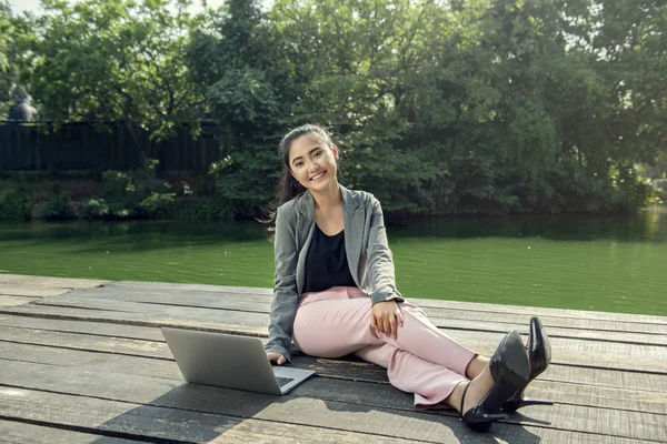 Bonita Asiática Empresária Usando Laptop Enquanto Relaxa Livre — Fotografia de Stock