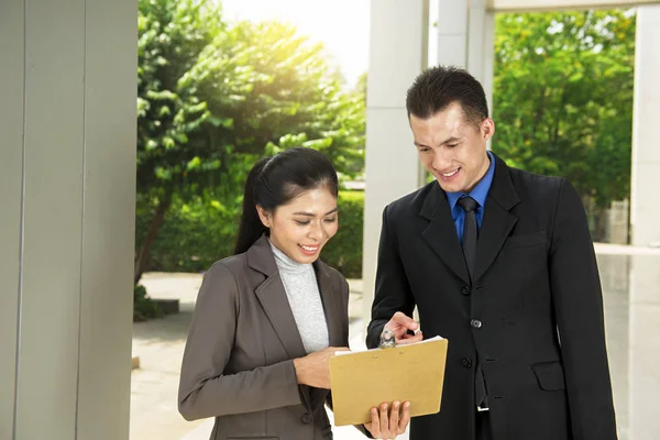 Junge Asiatische Geschäftsleute Diskutieren Geschäftsbericht Außenbüro — Stockfoto