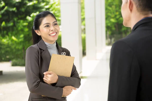 Lächelnde Asiatische Geschäftsfrau Während Sie Mit Ihrem Geschäftspartner Außerhalb Des — Stockfoto