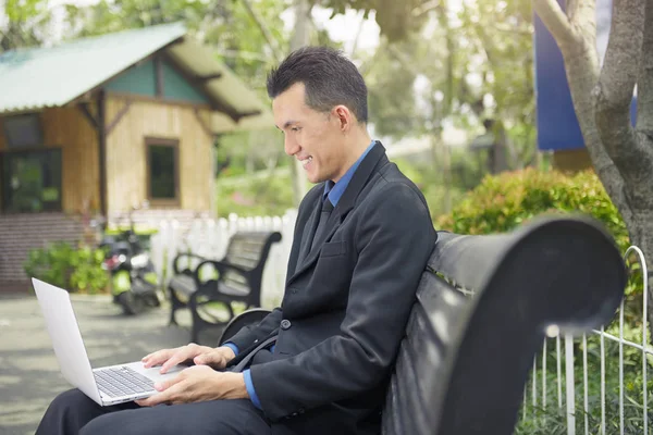 Szép Ázsiai Üzletember Dolgozik Laptop Padon Park — Stock Fotó