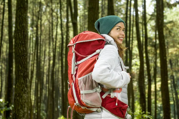 Smiling Asian Traveler Woman Backpack Explore Forest — Stock Photo, Image