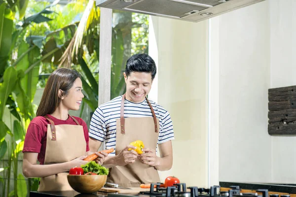 Feliz Pareja Asiática Preparando Verduras Ingredientes Para Cocinar Cocina —  Fotos de Stock