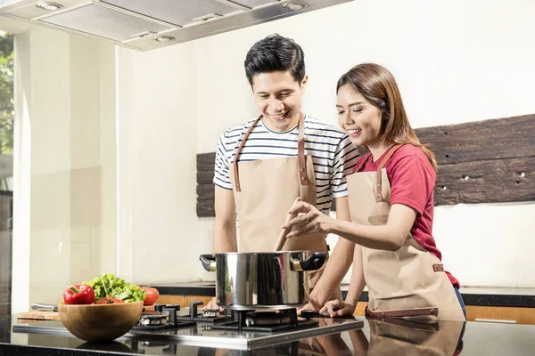 Alegre Asiático Pareja Cocinar Juntos Cocina —  Fotos de Stock