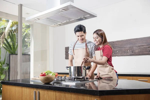 Alegre Asiático Pareja Cocinar Juntos Kitche —  Fotos de Stock