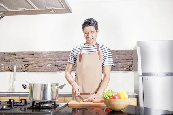 Guapo Asiático Hombre Cortar Zanahoria Para Cocinar Cocina —  Fotos de Stock