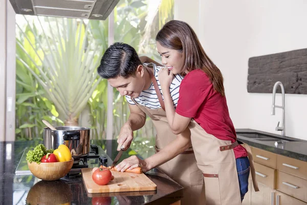 Joven Pareja Asiática Cocinando Cocina Macho Está Cortando Verduras —  Fotos de Stock