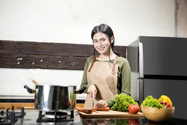 Sonriendo Mujer Asiática Corta Las Verduras Cocina —  Fotos de Stock