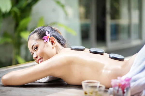 Young Asian Woman Relaxing Hot Stone Massage Spa Salon — Stock Photo, Image