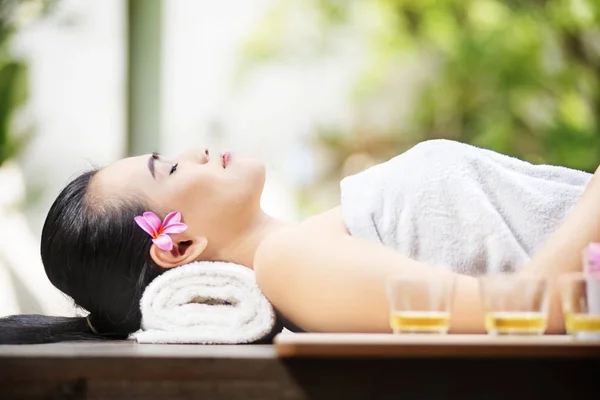 Feliz Mulher Asiática Deitada Mesa Massagem Salão Spa — Fotografia de Stock