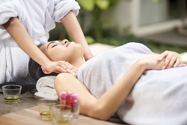 Jeune Femme Asiatique Recevant Massage Corps Dans Salon Spa — Photo