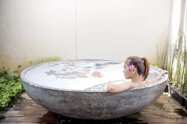 美丽的亚洲女人在浴缸里放松 — 图库照片