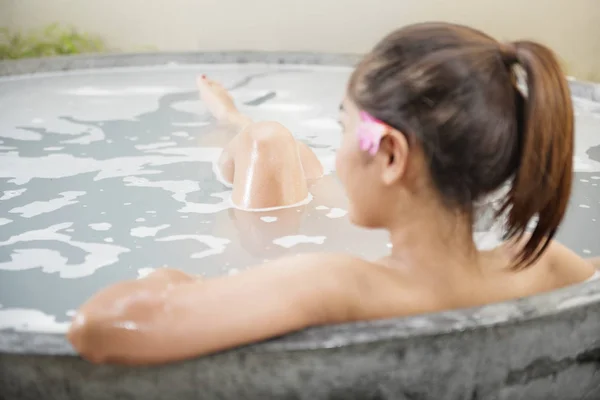 Rückansicht Einer Asiatischen Frau Die Sich Der Badewanne Entspannt — Stockfoto