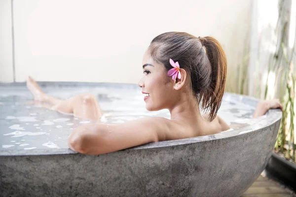 Lächelnde Asiatische Frau Entspannt Sich Der Badewanne — Stockfoto