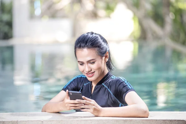 Jovem Mulher Asiática Usando Seu Smartphone Beira Piscina — Fotografia de Stock