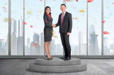 Oda ofis tokalaşırken işadamları. İş kavramı