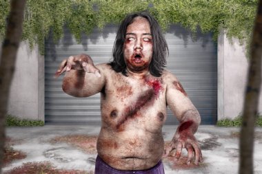 Ürpertici zombi adam kanlı yüzünü terk edilmiş şehir ile