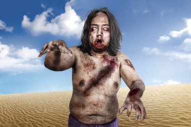 Çöl üzerinde kirli vücut duran adamla korkunç zombi