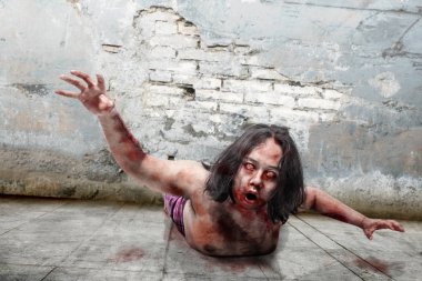 Ürpertici zombi adam kanlı ağızlı eski kalıntılar yer tarama