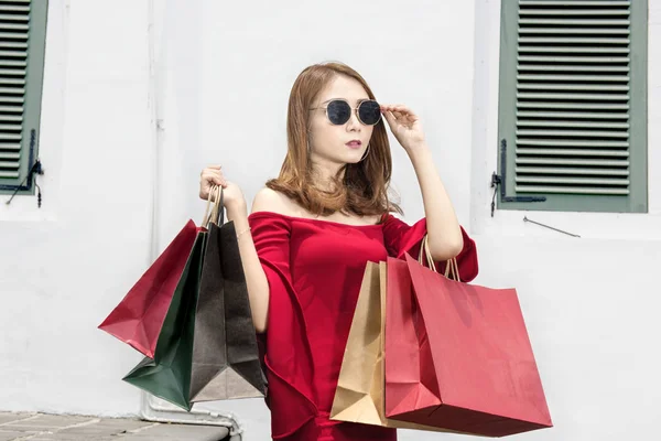 Mujer Asiática Bonita Con Gafas Sol Llevando Bolsas Compras Calle — Foto de Stock