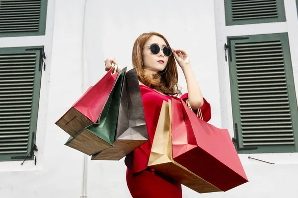 Hermosa Mujer Asiática Gafas Sol Llevando Bolsas Compras Después Comprar —  Fotos de Stock