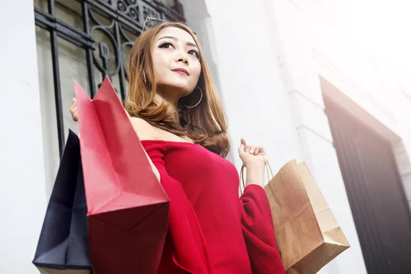 Sonriendo Mujer Asiática Con Bolsas Compras Ciudad — Foto de Stock