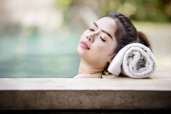 Bonita Mujer Asiática Tumbada Piscina Con Toalla Blanca —  Fotos de Stock