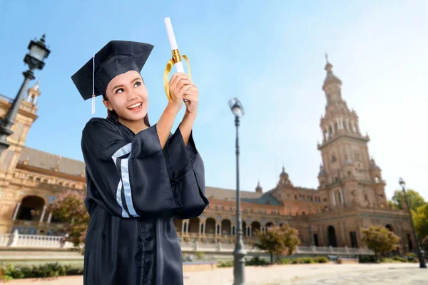 Kampüste Mezuniyet Töreninde Diploma Kaydırma Tutan Mutlu Asyalı Kadın — Stok fotoğraf