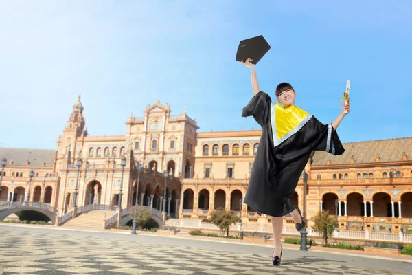 Fiatal Ázsiai Ballagási Ruha Ünnepelni Campus Diploma Megszerzése — Stock Fotó