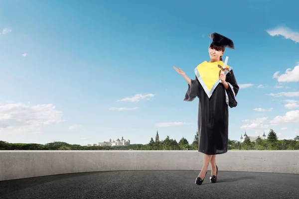 Lächelndes Asiatisches Mädchen Mit Diplommütze Und Schriftrolle Auf Dem Campus — Stockfoto