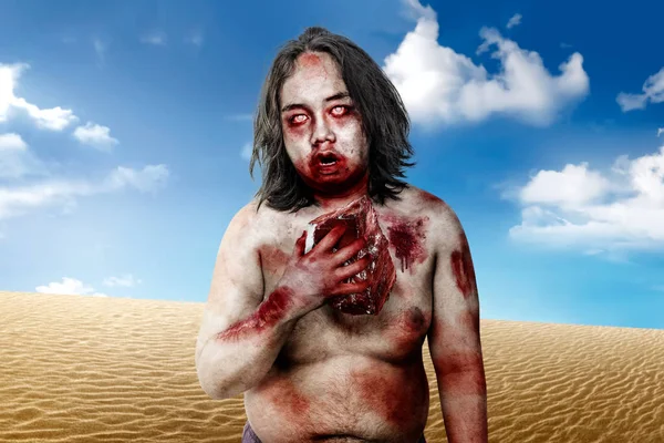 Homme Zombie Effrayant Avec Bouche Sanglante Tenant Viande Crue Sur — Photo