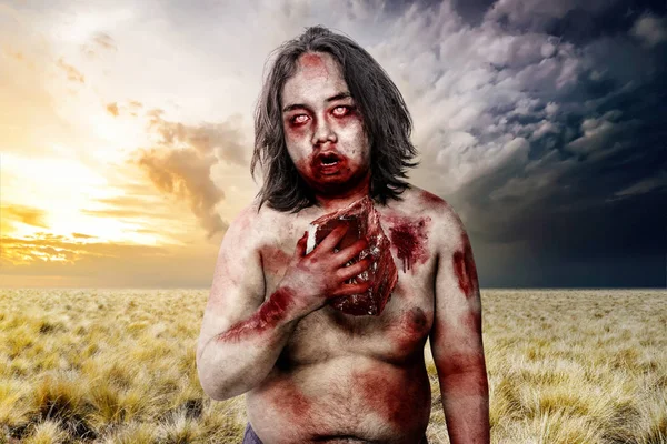 Homme Zombie Effrayant Avec Blessure Sang Manger Viande Crue Extérieur — Photo
