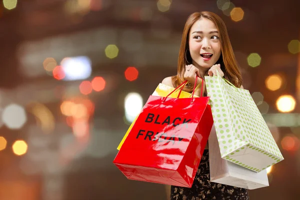 Mujer Asiática Feliz Sosteniendo Bolsas Compras Sobre Las Luces Borrosas —  Fotos de Stock
