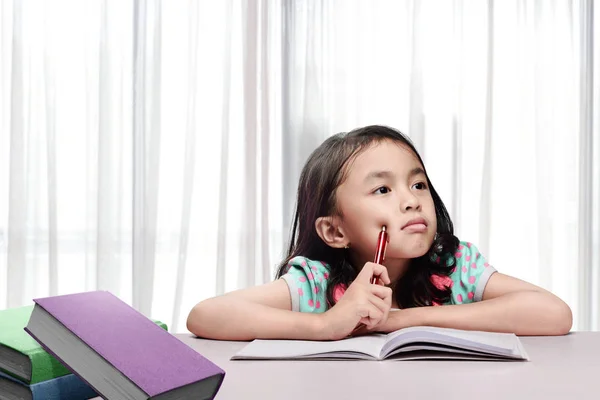 Pequeña Chica Asiática Con Libro Pluma Pensando Hacer Tarea Casa — Foto de Stock