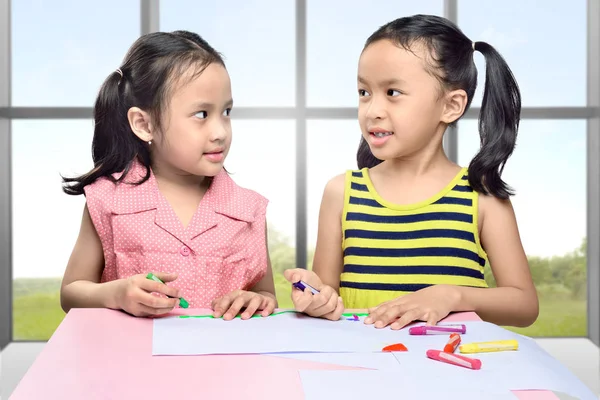 微笑两个亚洲女孩与蜡笔学习画画在课堂上 — 图库照片