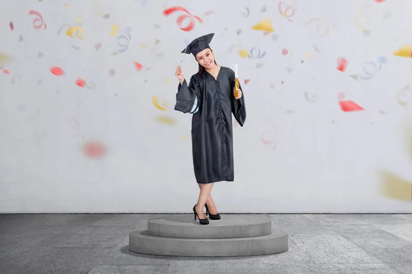 Linda Mulher Asiática Comemorar Sua Formatura Com Boné Diploma Rolar — Fotografia de Stock