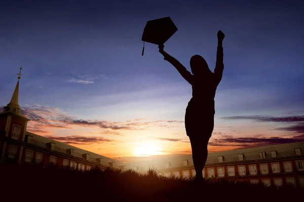 Silhouette Einer Aufgeregten Frau Mit Diplomhut Die Ihren Abschluss Auf — Stockfoto