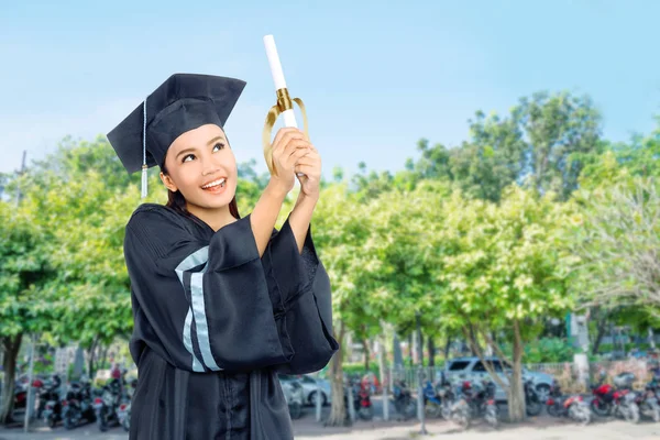 Bela Ásia Estudante Menina Celebrar Ela Graduação Com Cap Diploma — Fotografia de Stock