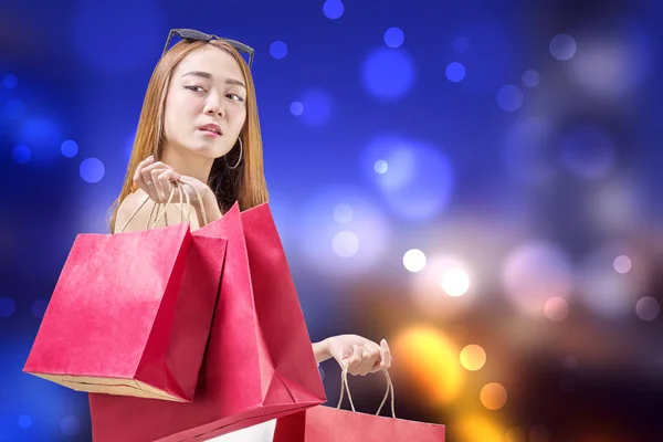 Mujer Asiática Alegre Sosteniendo Bolsas Compras Contra Las Luces Borrosas — Foto de Stock