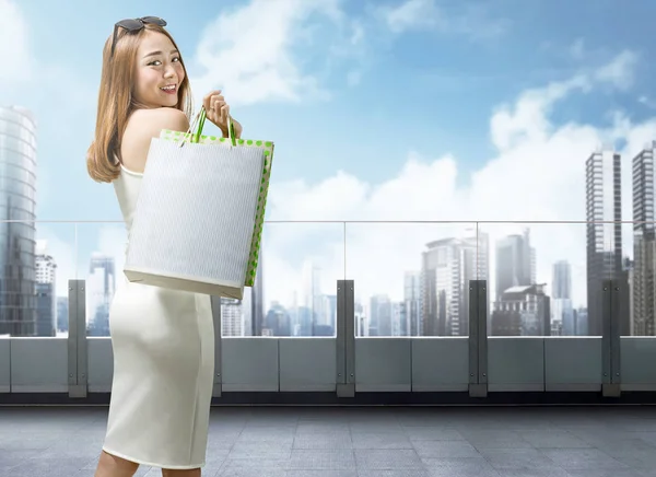 Mujer Asiática Bonita Vestido Blanco Sosteniendo Bolsas Compras Terraza Del — Foto de Stock