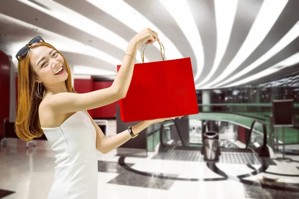 Hermosa Mujer Asiática Mostrando Sus Bolsas Compras Centro Comercial Concepto —  Fotos de Stock