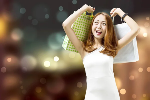 Attraktive Asiatische Luxus Frau Hält Viele Einkaufstüten Über Verschwommenem Licht — Stockfoto