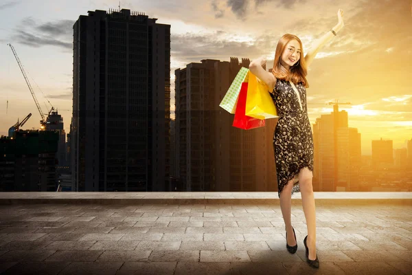 Mujer Asiática Feliz Vestido Negro Sosteniendo Bolsas Compras Ciudad Concepto —  Fotos de Stock