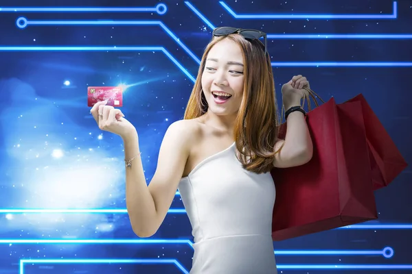 Mulher Asiática Bonita Com Sacos Compras Mostrando Seu Cartão Crédito — Fotografia de Stock