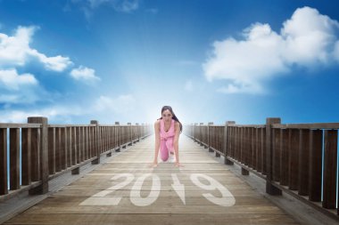 Sportif Asyalı kadın 2019 yeni yıl içine çalıştırmaya hazır. Mutlu yeni yıl 2019
