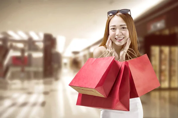 Feliz Mujer China Con Bolsas Papel Rojo Centro Comercial Concepto — Foto de Stock